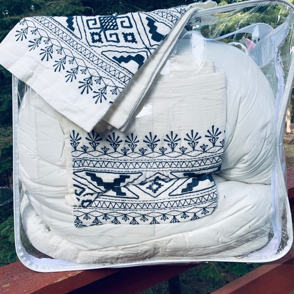 French connection queen comforter and 2 shams - Picture 4 of 4